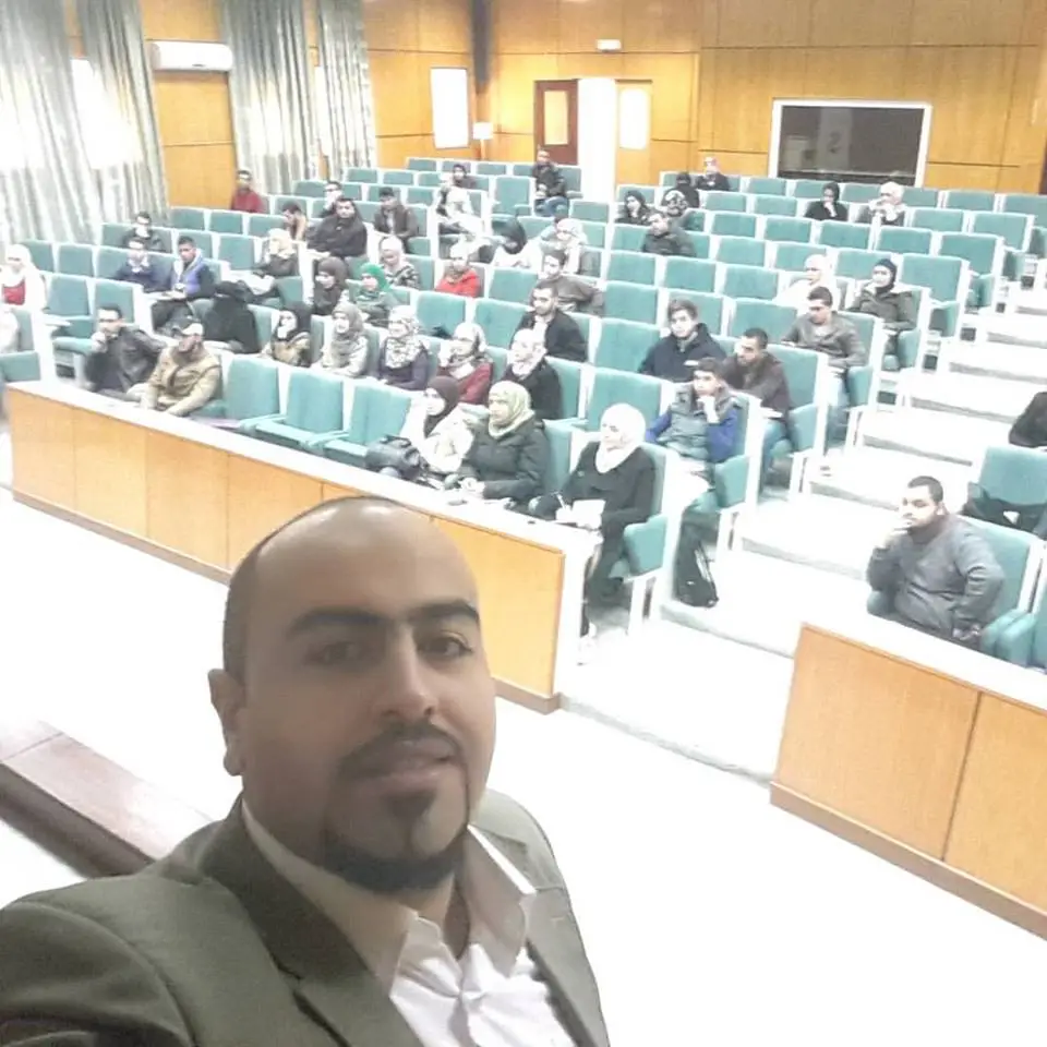 قاعة محاضرات جامعية ممتلئة خلال ورشة تسويق إلكتروني