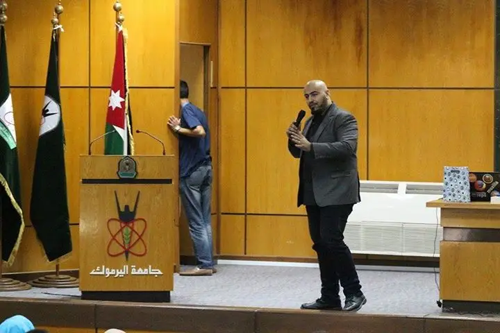 حسن الحلبي متحدثاً على منصة جامعة اليرموك